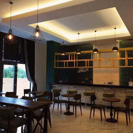 City Hotel Batumi Bagian luar foto