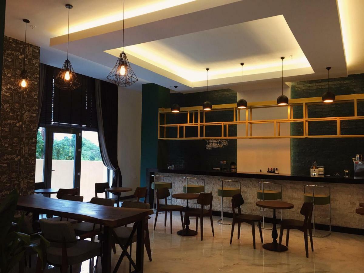 City Hotel Batumi Bagian luar foto